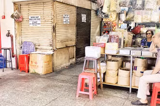 Một số sạp hàng tại chợ Bàn Cờ (Quận 3) nằm ở vị trí đắc địa nhưng vẫn rơi vào tình trạng vắng khách.