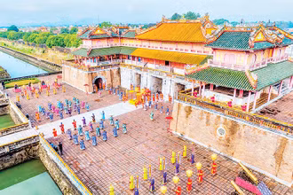 Hoạt động sân khấu hóa tái hiện lễ Ban sóc triều Nguyễn tại di tích Ngọ Môn. (Ảnh LÊ HOÀNG) 
