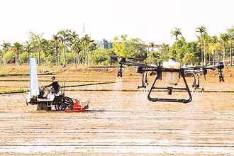 Sử dụng máy sạ cụm và phun thuốc bằng máy bay không người lái tại xã Đức Tân, huyện Mộ Đức (Quảng Ngãi).