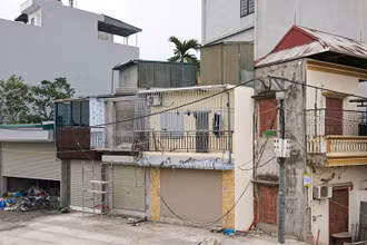 Những ngôi nhà "siêu mỏng, siêu méo" xuất hiện nhiều ở thành phố Hà Nội có nguyên nhân từ những bất cập trong quá trình thu hồi đất, hỗ trợ tái định cư. (Ảnh DUY LINH) 