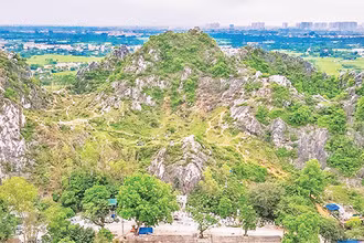 Nằm không xa trung tâm thành phố, núi Trầm là địa chỉ du lịch thu hút nhiều bạn trẻ.