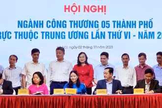 Lãnh đạo các Sở Công thương năm thành phố trực thuộc Trung ương ký kết biên bản hợp tác.