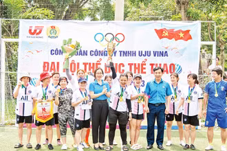 Đại diện Công đoàn Các khu công nghiệp tỉnh Vĩnh Phúc chúc mừng giải thể thao Công ty Uju Vina. 