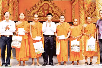 Lãnh đạo tỉnh Sóc Trăng thăm, chúc lễ Sen Dolta đại diện 5 điểm chùa ở huyện Long Phú. (Ảnh NGUYỄN PHONG)