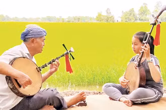 Nghệ nhân Đỗ Văn Trọng (thị xã Giá Rai) truyền nghề cho con cháu.