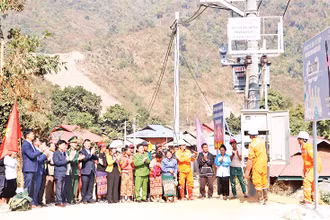 Các đồng chí lãnh đạo huyện Điện Biên và nhân dân bản Xa Cuông, xã Pa Thơm (huyện Điện Biên, tỉnh Điện Biên) vui mừng chứng kiến lễ đóng điện lưới quốc gia về bản Xa Cuông. 
