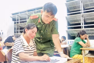 Trung úy Lê Tuấn Thành trong giờ dạy học tại lớp học xóa mù chữ làng Krot Ket, xã Hra, huyện Mang Yang (Gia Lai).