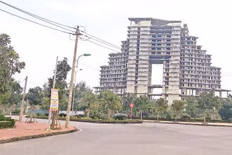 Khách sạn 19 tầng thuộc dự án khu du lịch sinh thái Sài Gòn-Bảo Ninh dang dở, bỏ hoang nhiều năm nay.