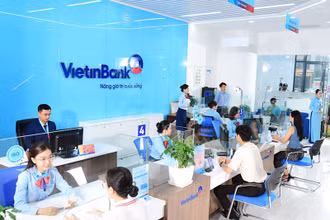 Khách hàng giao dịch tại chi nhánh Ngân hàng VietinBank.