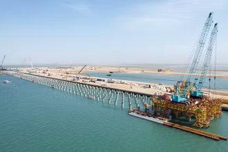 Xây dựng cảng ở thành phố Basra. (Ảnh BLOOMBERG)