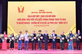 Đại diện Ban Thi đua-Khen thưởng Trung ương tặng hoa các tấm gương điển hình tiên tiến. 