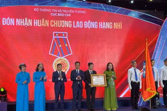Phó Chủ tịch nước Võ Thị Ánh Xuân trao Huân chương Lao động hạng Nhì tặng Cục Báo chí.