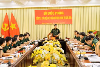 Thiếu tướng Phạm Văn Hoạt phát biểu tại buổi kiểm tra.