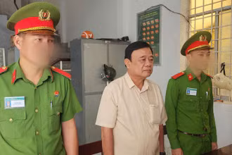 Cơ quan Cảnh sát điều tra Công an tỉnh Kiên Giang thi hành lệnh bắt bị can để tạm giam đối với Trần Minh Vũ. 