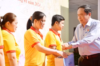 Phó Chủ tịch Thường trực Quốc hội Trần Thanh Mẫn tặng quà cho công nhân, người lao động tại khu cảng cá Tắc Cậu. 