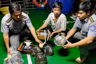 Lực lượng Kiểm ngư Kiên Giang phát hiện 1 tàu cá chở 7 thiết bị giám sát hành trình cho các tàu cá khác. 