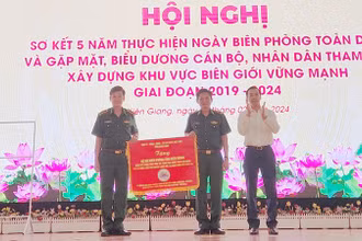 Lãnh đạo tỉnh Kiên Giang trao bức trướng của Ban Chấp hành Đảng bộ tỉnh cho Bộ đội Biên phòng tỉnh. 