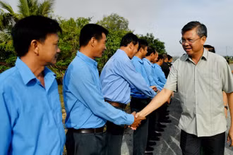 Phó Chủ tịch Ủy ban nhân dân tỉnh Kiên Giang Nguyễn Lưu Trung thăm, động viên cán bộ, chiến sĩ Đội K92 đang thực hiện nhiệm vụ ở Campuchia. 