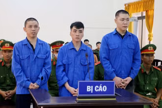 Bị cáo Nguyễn Triều Giang (giữa), Nguyễn Tiến Thành (bìa phải) và Trình Vũ Tuấn tại phiên tòa. 