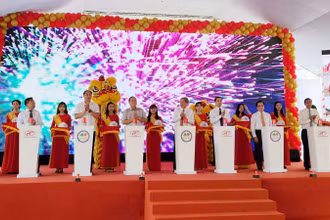 Đại biểu thực hiện nghi thức khởi công Dự án đầu tư xây dựng cầu Giải phóng 9. 