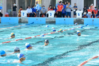 Trẻ em trình diễn bơi sau lễ khai mạc hè tỉnh Kiên Giang năm 2023.