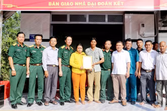 Ban tổ chức các hoạt động Tết quân-dân năm 2024 mừng Chôl Chnăm Thmây bàn giao nhà đại đoàn kết cho hộ đồng bào Khmer trên địa bàn xã An Minh Bắc.