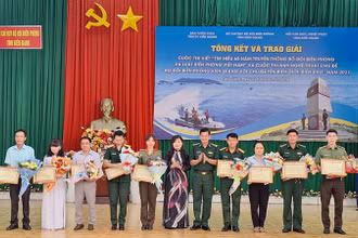 Ban tổ chức trao thưởng cho các tác giả đạt giải tại Cuộc thi viết “Tìm hiểu 65 năm truyền thống Bộ đội Biên phòng và Luật Biên phòng Việt Nam” năm 2023.