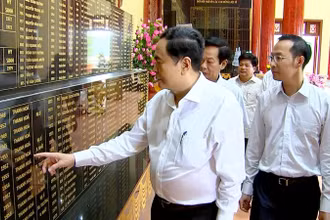 Phó Chủ tịch Thường trực Quốc hội Trần Thanh Mẫn thăm bia ghi danh các anh hùng, liệt sĩ tại Nghĩa trang liệt sĩ thành phố Phú Quốc, tỉnh Kiên Giang.