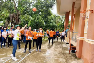 Các vận động viên thi ném bóng vào rổ.