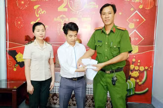 Đại diện Công an xã Dương Tơ và An ninh hàng không Cảng hàng không quốc tế Phú Quốc bàn giao đồng hồ Patek Philippe cho người nhà của chị Mạc Thanh Thảo. (Ảnh: Công an cung cấp)
