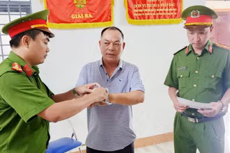 Bị can Nguyễn Văn Nguyên bị bắt tạm giam 4 tháng về tội “Lừa đảo chiếm đoạt tài sản”.
