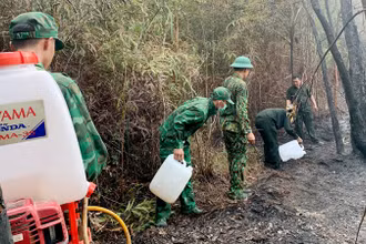 Cán bộ, chiến sĩ Đồn Biên phòng Xà Lực (Bộ đội Biên phòng Kiên Giang) ngăn đám cháy vào rừng đặc dụng Vườn quốc gia Phú Quốc. 