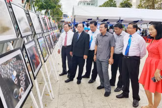 Đại biểu tham quan trưng bày triển lãm tại Liên hoan ảnh nghệ thuật khu vực đồng bằng sông Cửu Long lần thứ 38 năm 2023.