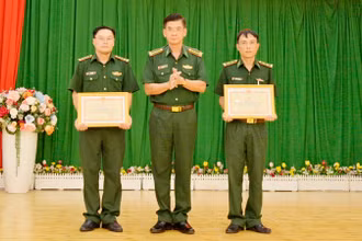 Đại tá Huỳnh Văn Đông, Chính ủy Bộ đội Biên phòng tỉnh Kiên Giang trao bằng khen của Chính ủy Bộ đội Biên phòng cho các tập thể và cá nhân.