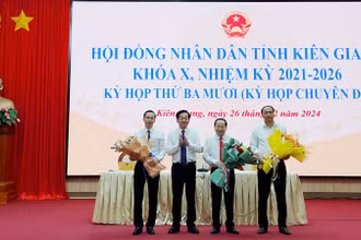 Ủy viên Trung ương Đảng, Bí thư Tỉnh ủy Kiên Giang Đỗ Thanh Bình tặng hoa chúc mừng các đồng chí: Mai Văn Huỳnh (thứ hai từ phải qua), Lâm Minh Thành (bìa phải) và Nguyễn Thanh Nhàn. 