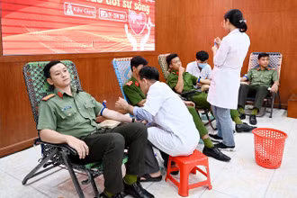 Cán bộ, chiến sĩ Công an tỉnh Kiên Giang tham gia hiến máu.