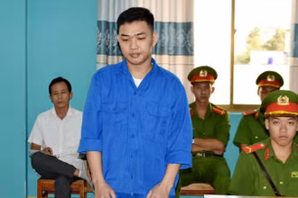 Bị cáo Lâm Cẩm Mừng tại phiên tòa sơ thẩm, sáng 14/8. 
