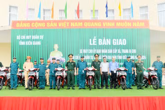  Lãnh đạo Bộ Chỉ huy quân sự tỉnh Kiên Giang bàn giao xe máy cho đại diện Ban Chỉ huy quân sự các xã trên địa bàn tỉnh. 
