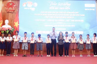 Nguyên Phó Chủ tịch nước Trương Mỹ Hoa và lãnh đạo tỉnh Kiên Giang trao học bổng Vừ A Dính cho học sinh dân tộc thiểu số có hoàn cảnh khó khăn trên địa bàn tỉnh Kiên Giang