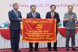 Phó Bí thư Thường trực Tỉnh ủy Kiên Giang Mai Văn Huỳnh tặng bức trướng cho Đại hội. 