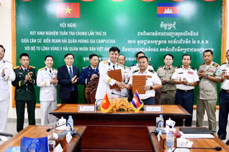 Thượng tá Mai Đăng Danh và Phó Đô đốc May Dina trao biên bản ghi nhớ công tác phối hợp trong thời gian tới.