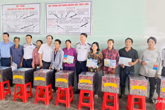 Đoàn công tác Bộ Tư lệnh Vùng Cảnh sát biển 4 và Ban Tuyên giáo Tỉnh ủy Kiên Giang thăm, tặng quà cho 10 ngư dân có hoàn cảnh khó khăn trên địa bàn huyện Châu Thành, tỉnh Kiên Giang. 