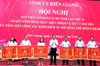 Tỉnh ủy Kiên Giang khen thưởng cho các tập thể và cá nhân có thành tích hoàn thành xuất sắc nhiệm vụ 5 năm liền 2019-2023. 