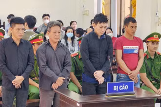 Các bị cáo tại phiên tòa sơ thẩm Tòa án nhân dân tỉnh Kiên Giang, ngày 29/1. 