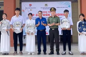 Đại diện Ban Thanh niên Công an tỉnh Kiên Giang và Huyện đoàn Châu Thành trao học bổng cho học sinh có hoàn cảnh khó khăn. 