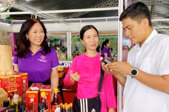 Đại biểu tham quan, tìm hiểu sản phẩm OCOP tại các gian hàng