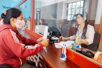 Công chức Trung tâm phục vụ hành chính công tỉnh Kiên Giang giải quyết thủ tục hành chính cho người dân. (Ảnh: QUỐC TRINH)