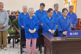 Các bị cáo tại phiên tòa sơ thẩm chiều 24/4. (Ảnh: VĂN VŨ)