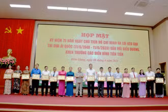 Lãnh đạo tỉnh Kiên Giang tặng bằng khen cho các tập thể, cá nhân là gương điển hình tiên tiến tiêu biểu trong các phong trào thi đua yêu nước. 