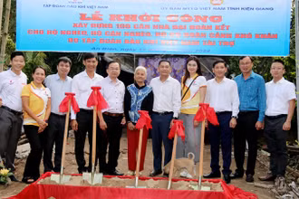 Nghi thức khởi công nhà Đại đoàn kết cho hộ gia đình bà Lâm Thị Sậy, ngụ Khu phố 2, thị trấn Thứ Ba, huyện An Biên.